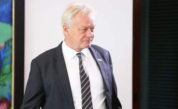 Bundeslandwirtschaftsminister Alois Rainer warnt vor hohen Suizidraten bei Landwirten in Deutschland.