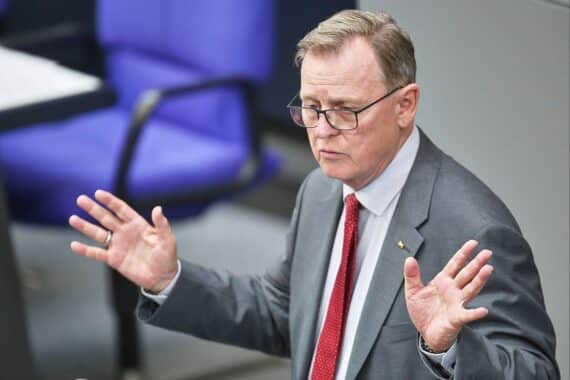 Bodo Ramelow (Archiv), Linken-Politiker und Bundestagsvizepräsident, vor Zeitungs-/Parlamentskontext.