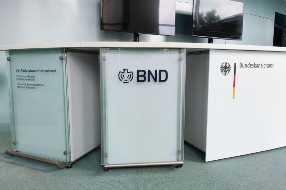 BND-Logo im Archiv, darunter Hinweis auf geplante Reform und verfassungsrechtliche Kritik am Verfassungsschutz.