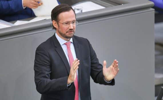 Dirk Wiese im Bundestag (Archivfoto): SPD entgegnet Unionskritik zur verzögerten Rentenreform.