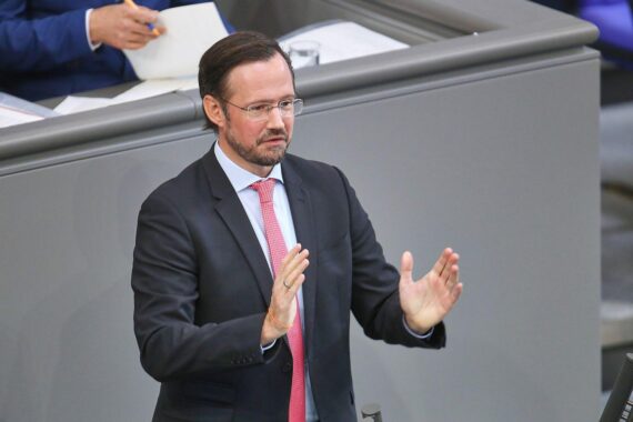Dirk Wiese im Bundestag (Archivfoto): SPD entgegnet Unionskritik zur verzögerten Rentenreform.
