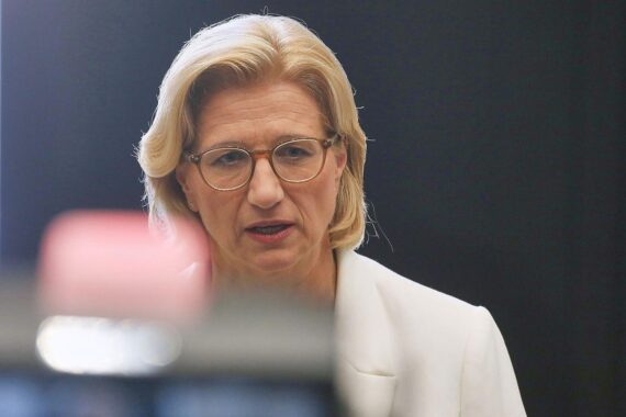 Anke Rehlinger (SPD) spricht; Ilse Aigner wird als künftige Bundespräsidentin empfohlen.