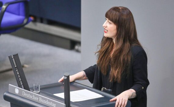 Heidi Reichinnek in Berlin, kritisiert Kanzler Friedrich Merz nach Bas' Rückzug (SPD).