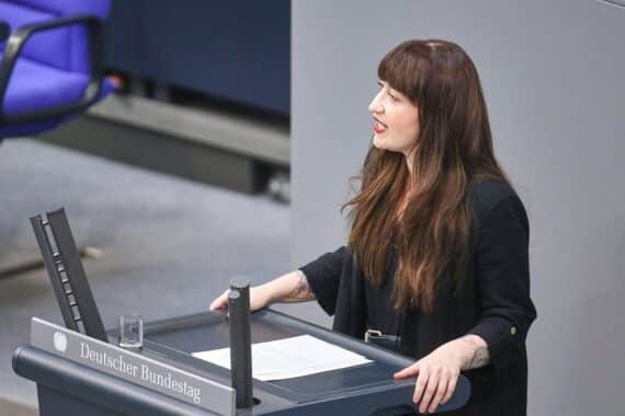 Heidi Reichinnek in Berlin, kritisiert Kanzler Friedrich Merz nach Bas’ Rückzug (SPD).