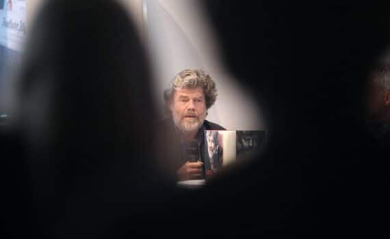 Reinhold Messner (Archiv) beim Blick in die Kamera, Bergsteigerlegende, Herzschrittmacher-Info zum neuen Buch „Lebenszeit“.