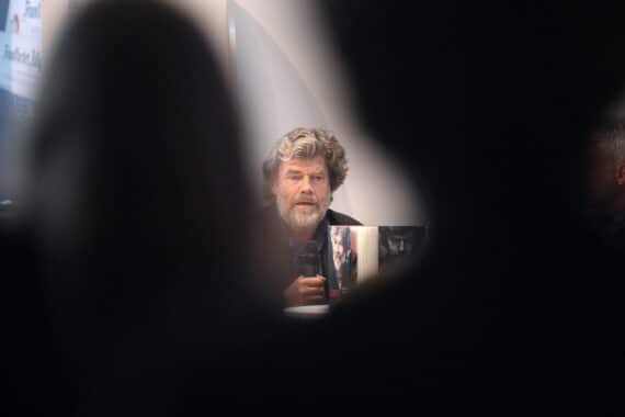 Reinhold Messner (Archiv) beim Blick in die Kamera, Bergsteigerlegende, Herzschrittmacher-Info zum neuen Buch „Lebenszeit“.
