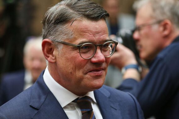 Boris Rhein (CDU) in einem Zeitungsfoto: Ministerpräsident fordert AfD-Ausschussvorsitze im Bundestag.