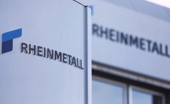 Rheinmetall-Logo an einem Firmengebäude als Symbol für Verzögerungen bei Rüstungsprojekten der Bundeswehr.