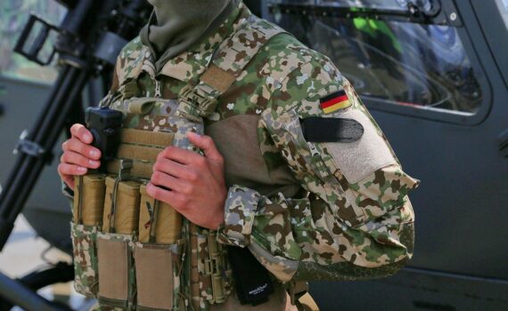 Bundeswehrsoldat in Flecktarnuniform vor Berliner Schulen, Archivfoto zur Kritik an Jugendoffizieren.