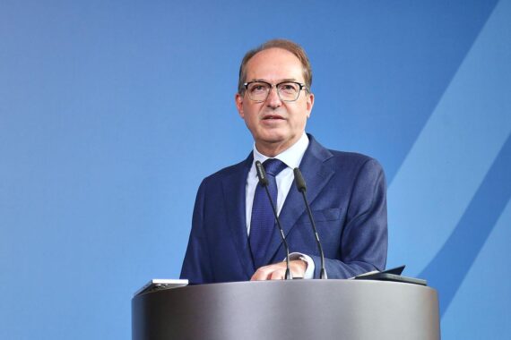 Bundesinnenminister Alexander Dobrindt als zentrale Figur der Debatte um das geplante Investitionsschutzgesetz.