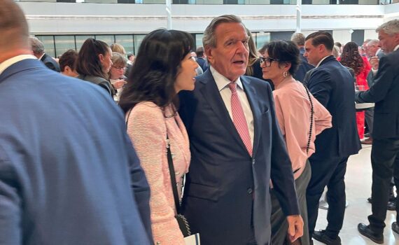 SPD-Vorsitzende sprechen über Ausschluss von Ex-Kanzler Gerhard Schröder; Foto von Schröder und So-yeon Schröder-Kim.