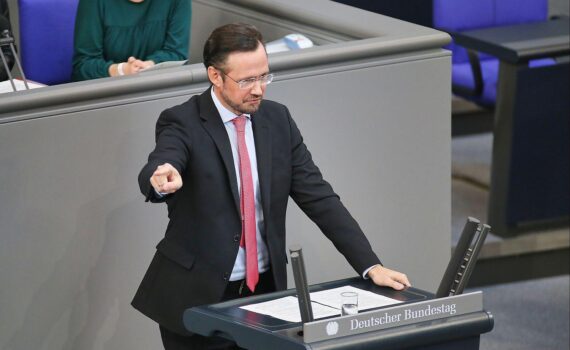 SPD-Politiker Dirk Wiese (Archiv) in Berlin; im Hintergrund Merz-Rede und Ilse Aigner als Präsidentskandidatin.