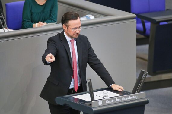 SPD-Politiker Dirk Wiese (Archiv) in Berlin; im Hintergrund Merz-Rede und Ilse Aigner als Präsidentskandidatin.