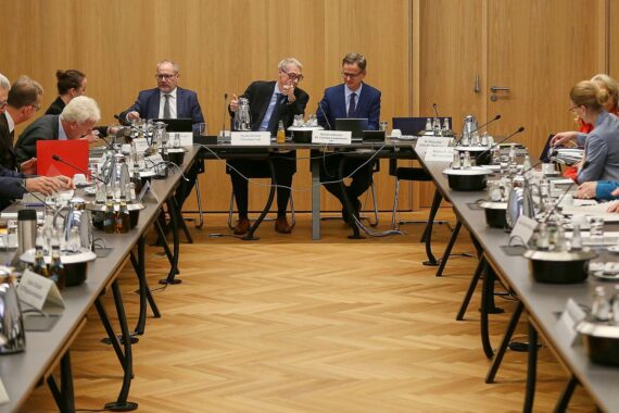 Mitglieder der Pflegestrukturkommission bei ihrer konstituierenden Sitzung, versammelt an einem Konferenztisch.