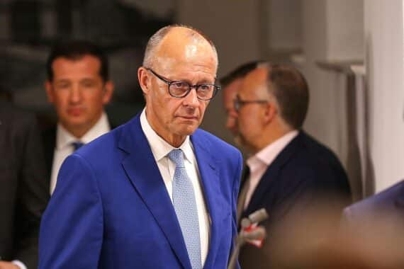 Friedrich Merz vor dem Hintergrund politischer Debatten, SPD-Rufe nach Mäßigung in der Koalition.
