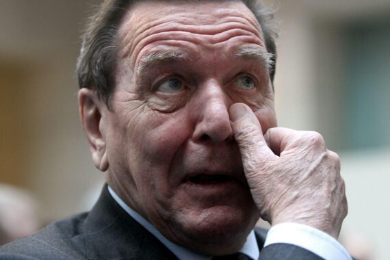 Gerhard Schröder (Archiv) mit politischer Debatte über Parteiausschluss, SPD und Kritik an Putin.