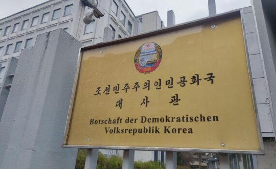 Die nordkoreanische Botschaft mit Flagge als Symbol für verschärfte internationale Sanktionen gegen Nordkorea.