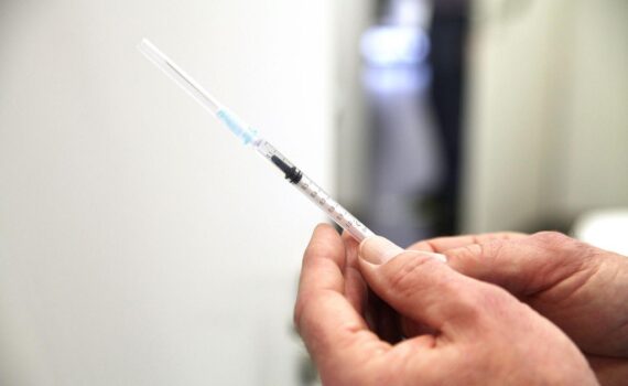 Sanofi-Chefin Garijo spricht nach Grundsteinlegung zu Insulinanlage; Spritze (Archiv) im Hintergrund.