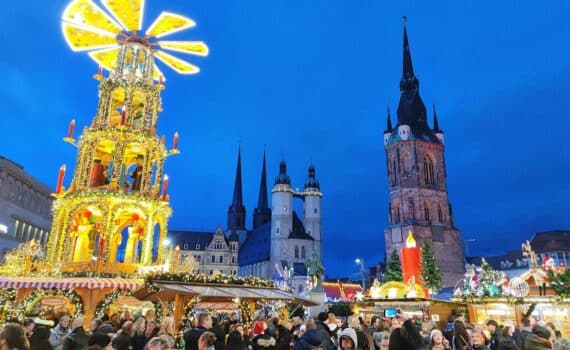 Weihnachtsmarkt mit Karussell im Bild, Schaustellerbund fordert Steuersenkungen für Dieselkraftstoff.