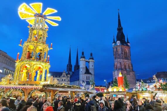 Weihnachtsmarkt mit Karussell im Bild, Schaustellerbund fordert Steuersenkungen für Dieselkraftstoff.