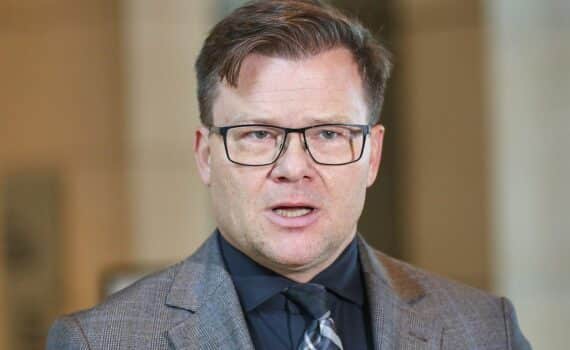 Bundesumweltminister Carsten Schneider bei einer Rede auf der UN-Biodiversitätskonferenz in Eriwan.