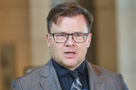 Bundesumweltminister Carsten Schneider bei einer Rede auf der UN-Biodiversitätskonferenz in Eriwan.