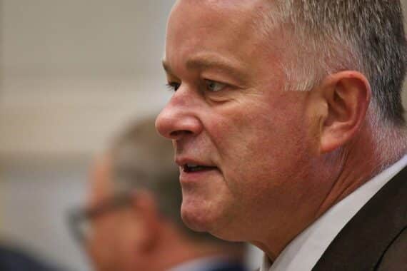 Ministerpräsident Gordon Schnieder spricht; Polizei sichert die Synagoge in Speyer nach antisemitischer Drohung.