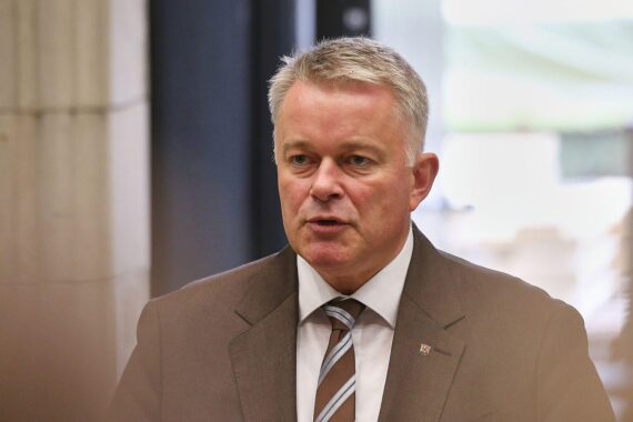 Bärbel Bas tritt überraschend zurück; Gordon Schnieder spricht über Spannungen und die notwendige Rentenreform.