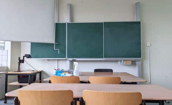 Schüler demonstrieren friedlich in Berlin mit Plakaten für bessere Bildung und mehr politische Mitsprache.