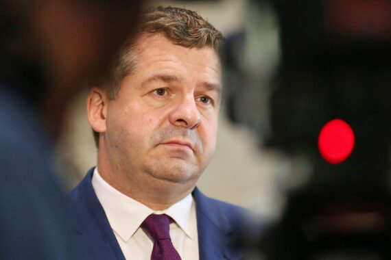 Sven Schulze bei einer politischen Veranstaltung im Landtag von Sachsen-Anhalt.
