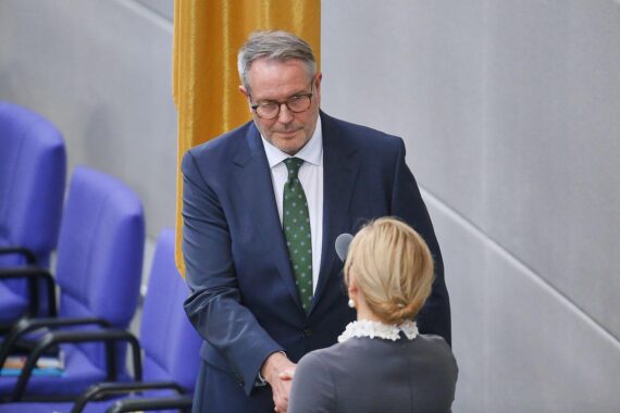 Alexander Schweitzer leistet im Bundestag den Amtseid ab, am 14.10.2026, nach seiner Ernennung.