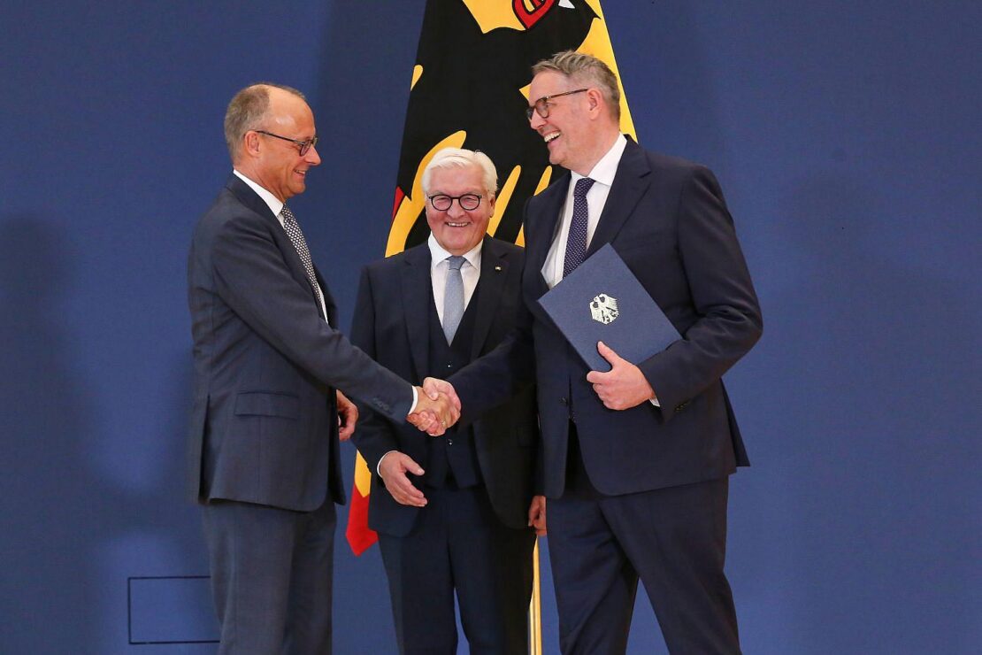 Schweitzer bekommt Ernennungsurkunde als Arbeitsminister