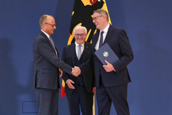 Frank-Walter Steinmeier, Alexander Schweitzer und Friedrich Merz bei der Amtsernennung in Berlin.