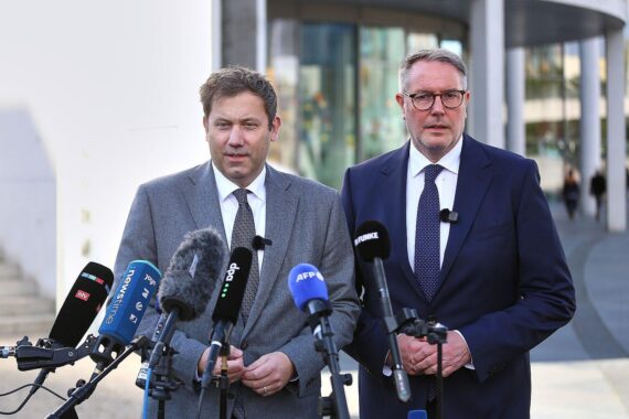 Lars Klingbeil und Alexander Schweitzer in Berlin, am 13.10.2026, vor dts-Fotohintergrund.