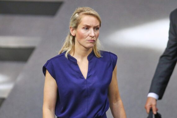 Ines Schwerdtner (Archiv) hält ein Statement: Linke fordert eigene Regeln im Umgang mit Antisemitismus in Berlin.