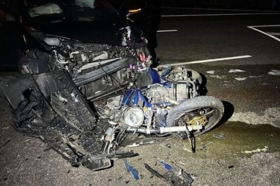 Schwerer Unfall: verunfallte Motorräder und Pkw an Einmündung K13 bei Landau, Polizei vor Ort (Archivfoto).