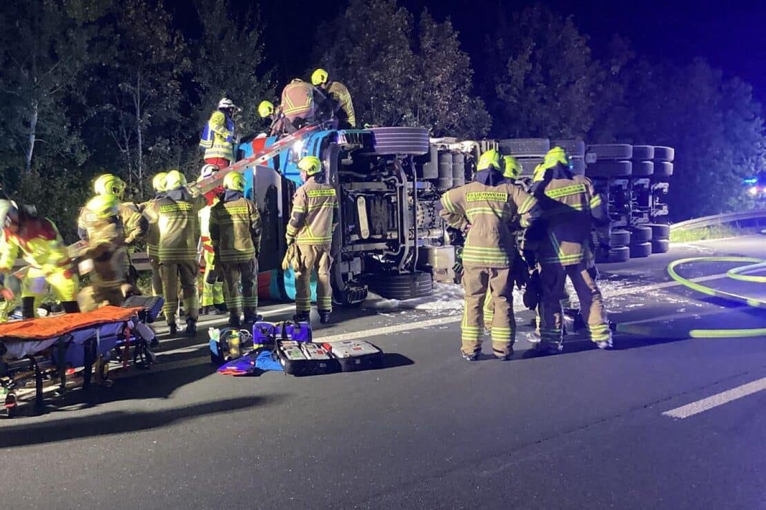 Schwertransport kommt auf der A33 bei Paderborn von der Fahrbahn ab