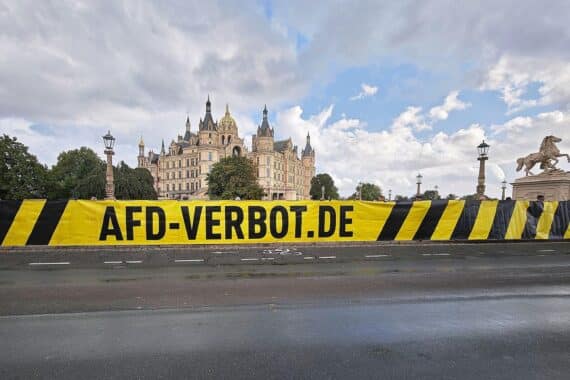 Demo pro AfD-Verbotsverfahren vor dem Landtag Mecklenburg-Vorpommerns, Ministerpräsidentin Schwesig spricht dazu.