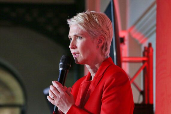 Manuela Schwesig begrüßt den Tankrabatt; im Hintergrund Tankstelle und steigende Spritpreise.