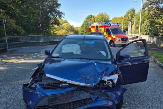 Unfallfahrzeug mit Polizei-Archivfoto: Ford Focus und VW kollidieren in Rendsburg, sechs Leichtverletzte.