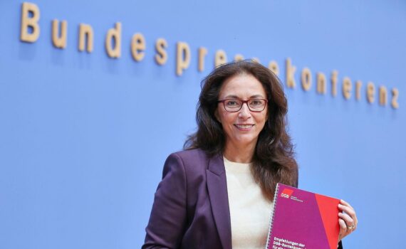 Yasmin Fahimi bei der Vorstellung der Empfehlungen der DGB-Rentenkommission in Berlin.