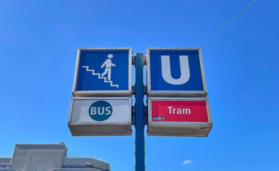 Bus und Bahn im öffentlichen Personennahverkehr (ÖPNV), Archivfoto vor urbaner Kulisse.