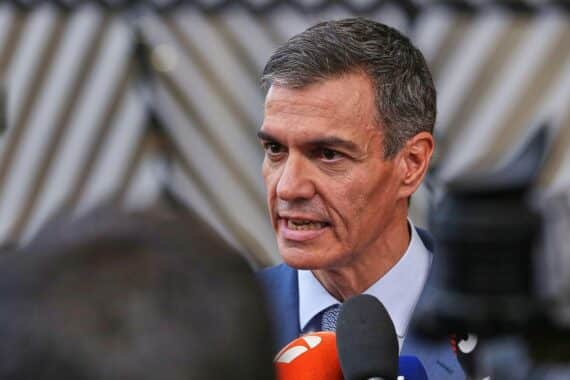 Pedro Sánchez kündigt vorgezogene Parlamentswahlen an; Hintergrund: Proteste wegen Wohnungsnot in Spanien.