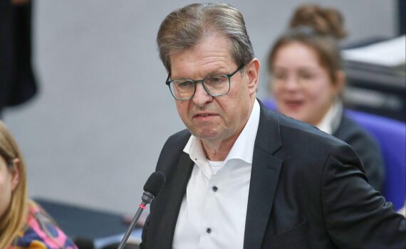 Ralf Stegner (Archiv) kritisiert Unionsparteien wegen möglicher Bundespräsidentinnenkandidatur Ilse Aigner.