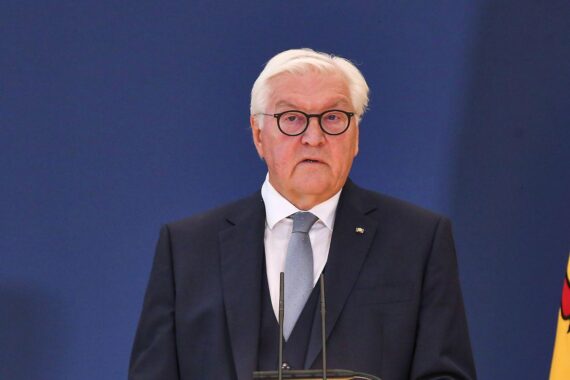 Bundespräsident Frank-Walter Steinmeier hält Rede in Aachen: Klimaschutz, Umweltpreis 2026, Rauch/Flammen und Gletscher im Hintergrund.