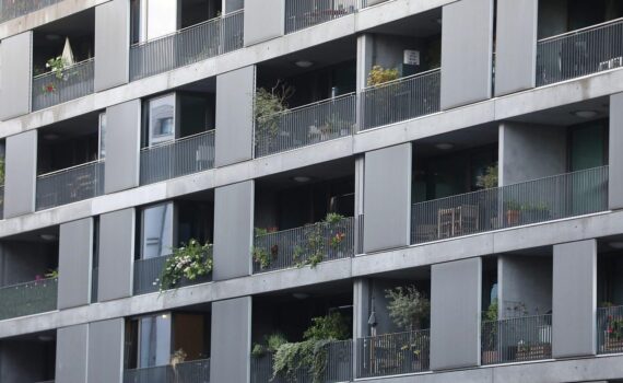 Modernes Wohnhaus mit Balkonen in Köln, Bebauung zwischen Babyboomer-Abschied und Wohnungsnachfrage.
