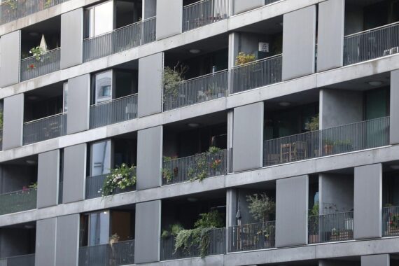 Modernes Wohnhaus mit Balkonen in Köln, Bebauung zwischen Babyboomer-Abschied und Wohnungsnachfrage.