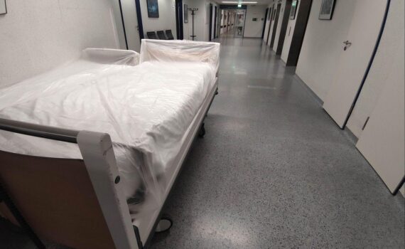 Krankenhaus (Archiv): Menschenuntersuchung zum unterschätzten Krebsrisiko, Aufklärung über Ursachen und Früherkennung.