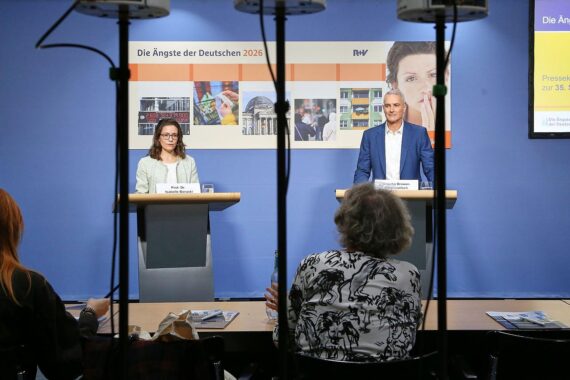 Foto: R+V Versicherung, 01.10.2026 in Berlin, Thema Ängste wegen steigender Lebenshaltungskosten.