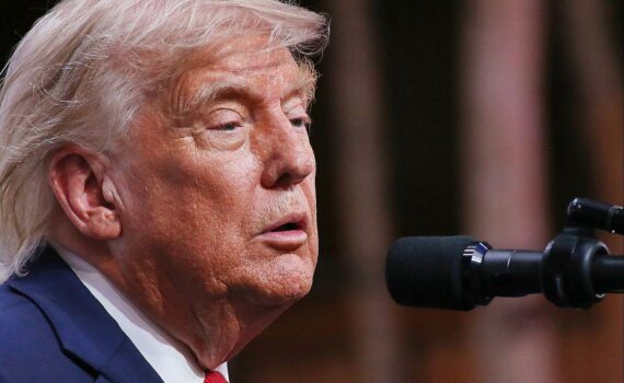 Donald Trump (Archivfoto) neben dem Hinweis auf Milliarden-Steuerausfälle durch seine Steuerpolitik für EU-Kommunen.